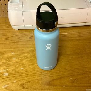 Hydro flask 32oz light blue metal water bottle dent in side shown in picture